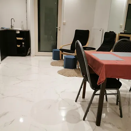 Backpackers Gelijkvloers-studio-slaapkamer-eetkamer-keuken 1 Ruimte-badkamer En-suite *