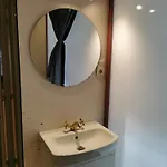 Backpackers Gelijkvloers-studio-slaapkamer-eetkamer-keuken 1 Ruimte-badkamer En-suite *