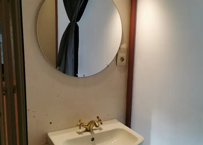 Backpackers Gelijkvloers-studio-slaapkamer-eetkamer-keuken 1 Ruimte-badkamer En-suite *