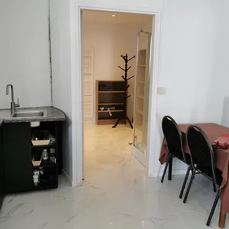 Backpackers Gelijkvloers-studio-slaapkamer-eetkamer-keuken 1 Ruimte-badkamer En-suite * Ostenda